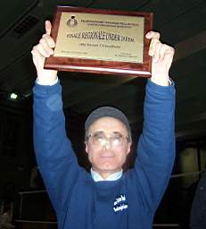 04 - ciccio mostra la targa.JPG